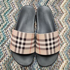 Burberry Men's Black and Tan Slides